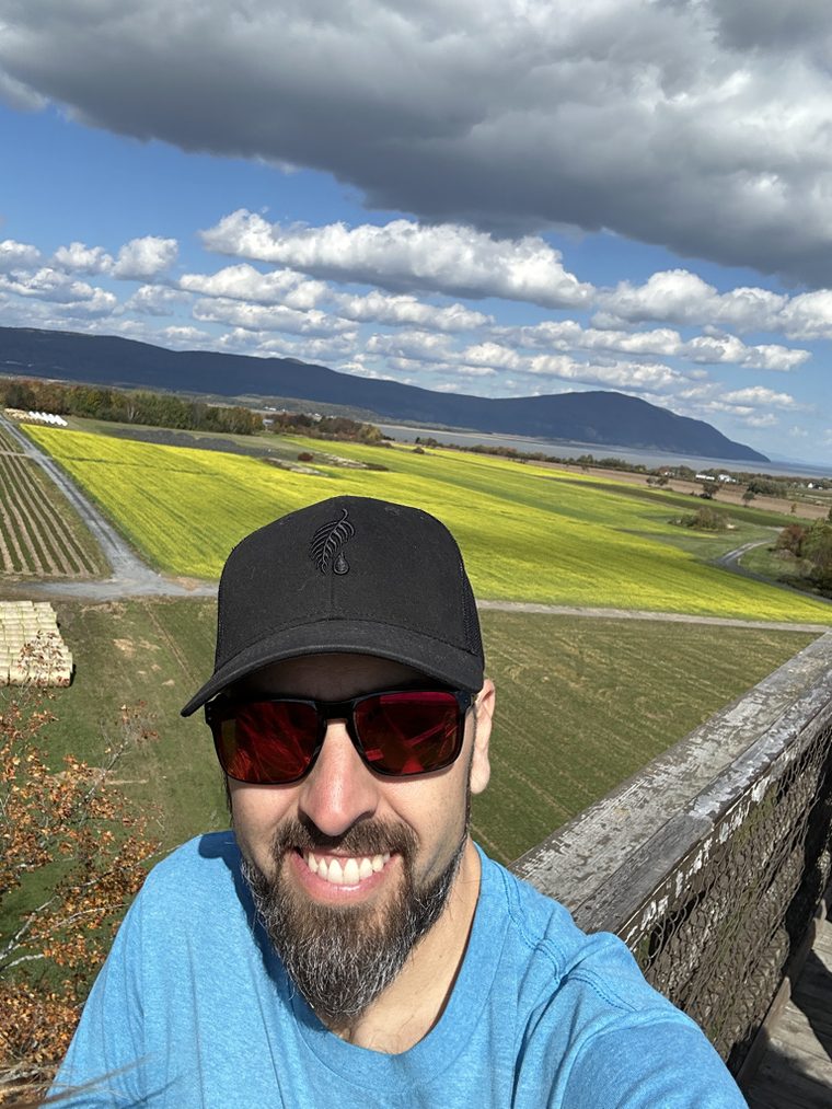 JM en plein air devant les champs