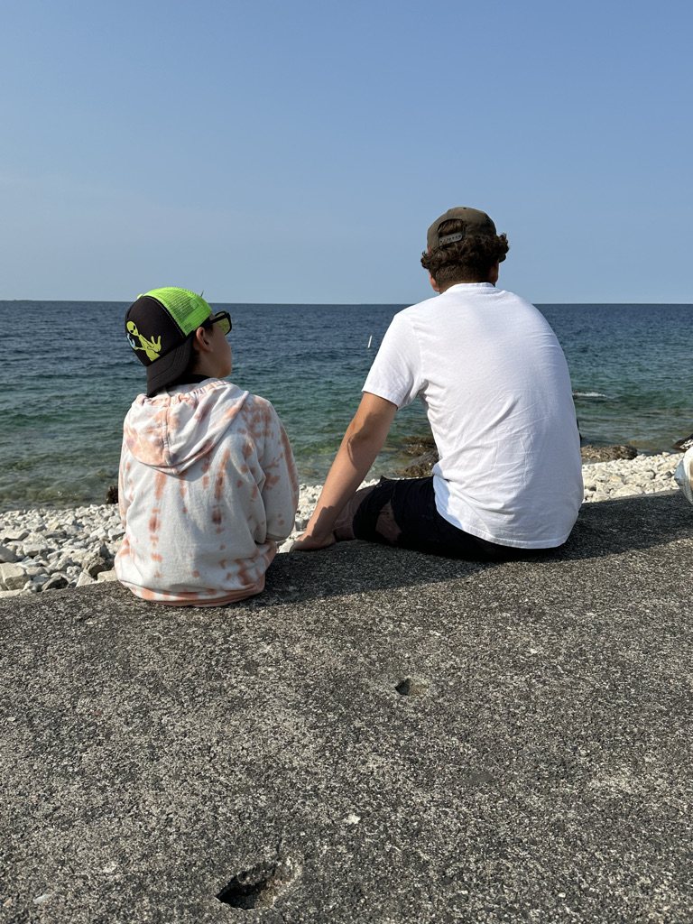Mes deux gars assis face à l'eau