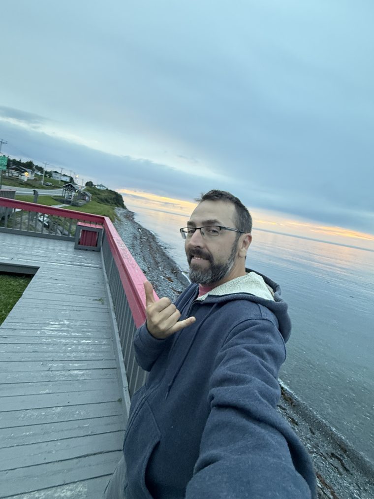 JM sur un quai au bord de la mer