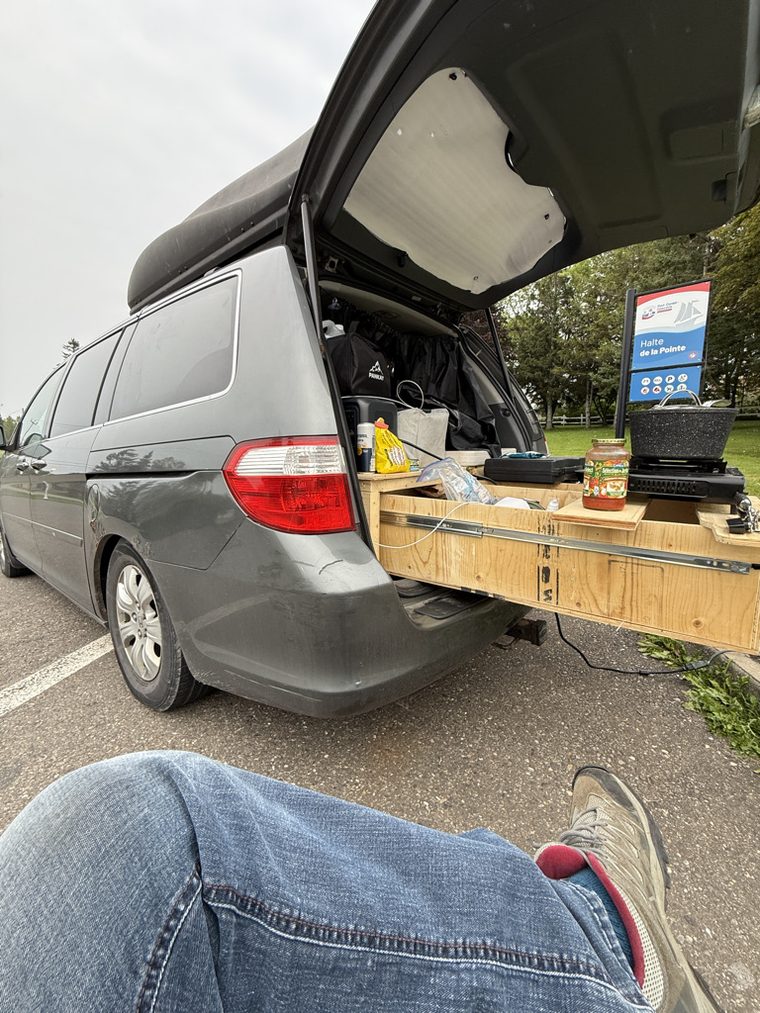 Minivan aménagée avec cuisine coulissante