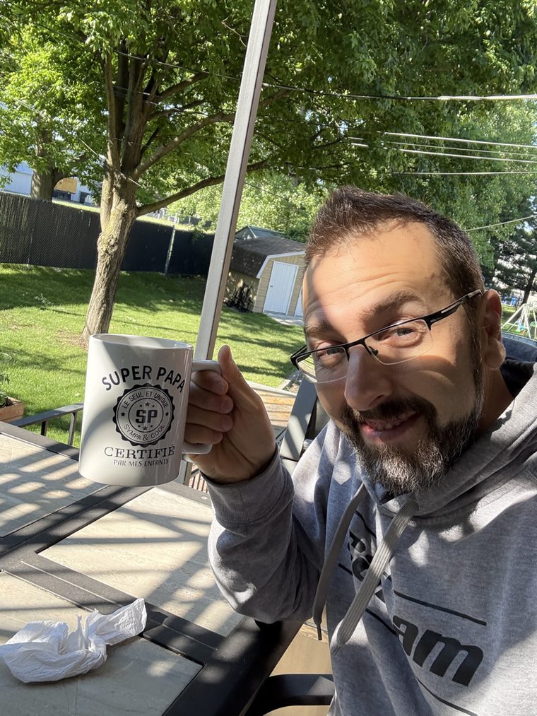JM avec sa tasse Super Papa
